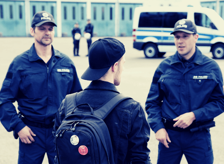 Demonstrant im friedlichen Austausch mit Kräften der Polizei.
