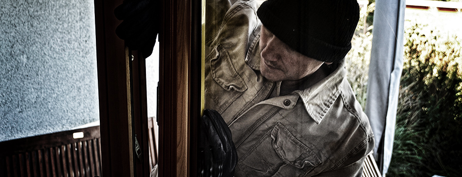 Ein Einbrecher gelangt durch eine gekippte Terrassentür ins Haus.
