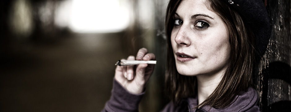 Eine Jugendliche raucht Marihuana.