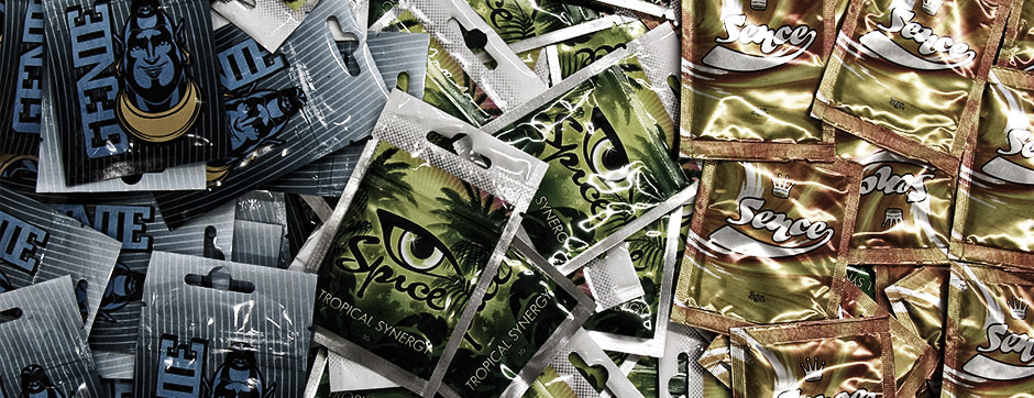 Drogen - illegal-synthetisch Verschiedene bunte Päckchen synthetischer Drogen liegen ausgebreitet aus