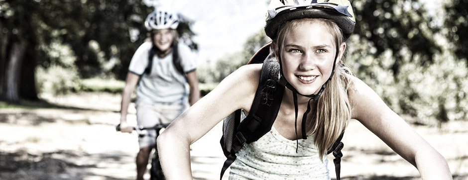 Zwei Jugendliche fahren Fahrrad