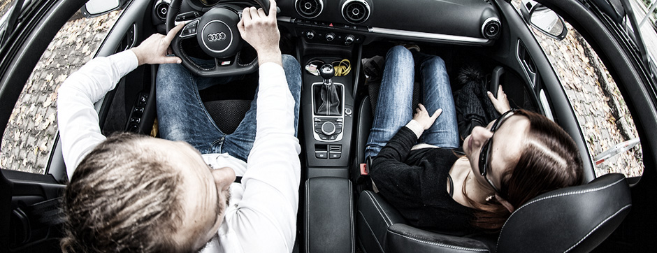 Fahrer und Beifahrer sitzen gemeinsam im Auto