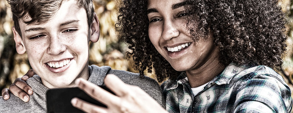 Teenager machen ein Selfie mit dem Smartphone.