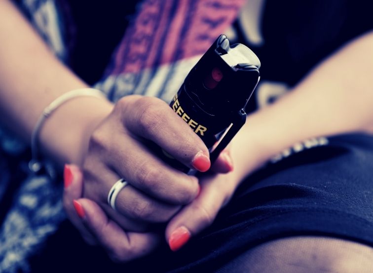 Frau hat Pfefferspray in der Hand